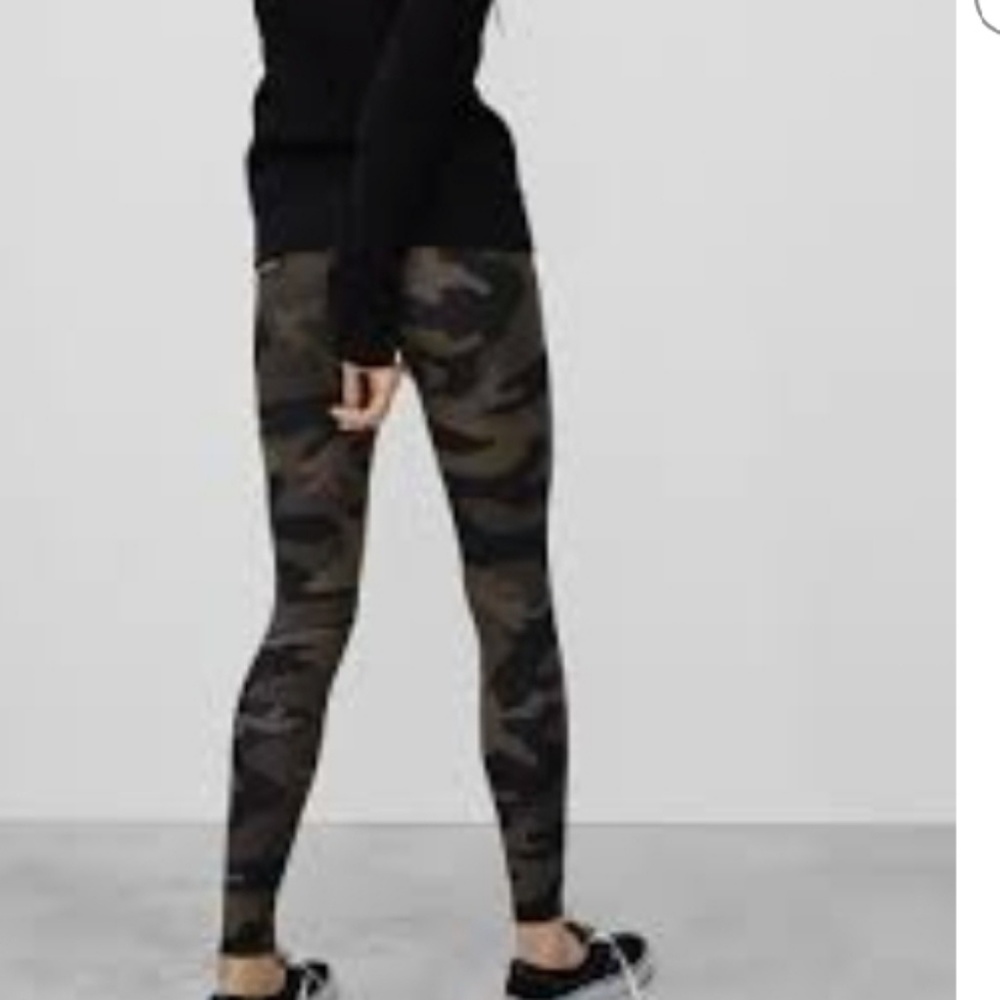 SOLD--2 pairs of TNA (ARITZIA) camo leggings 🦋